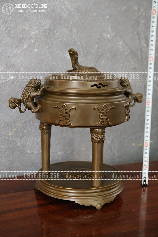 Lư xông trầm tai nghê nắp rồng chữ Thọ bằng đồng vàng màu nâu trầm cổ cao 32cm