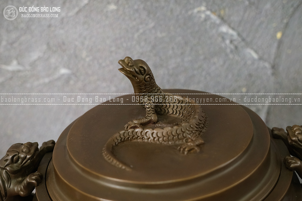Lư xông trầm tai nghê nắp rồng chữ Thọ bằng đồng vàng màu nâu trầm cổ cao 32cm