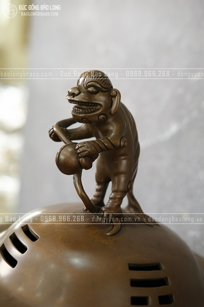 Lư xông trầm 4 chân nắp Nghê đứng đồng vàng màu nâu trầm cổ cao 48cm