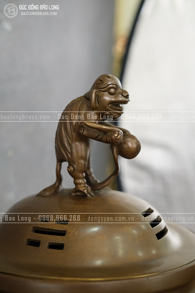 Lư xông trầm 4 chân nắp Nghê đứng đồng vàng màu nâu trầm cổ cao 48cm