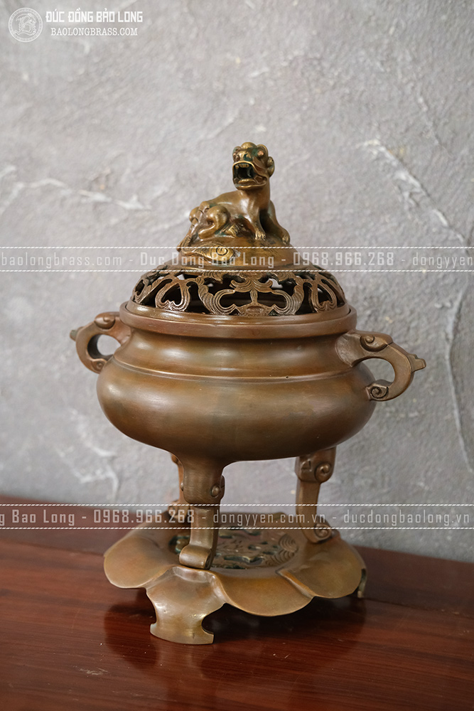 Lư xông trầm đế lá sen bằng đồng vàng màu nâu trầm cổ cao 30cm