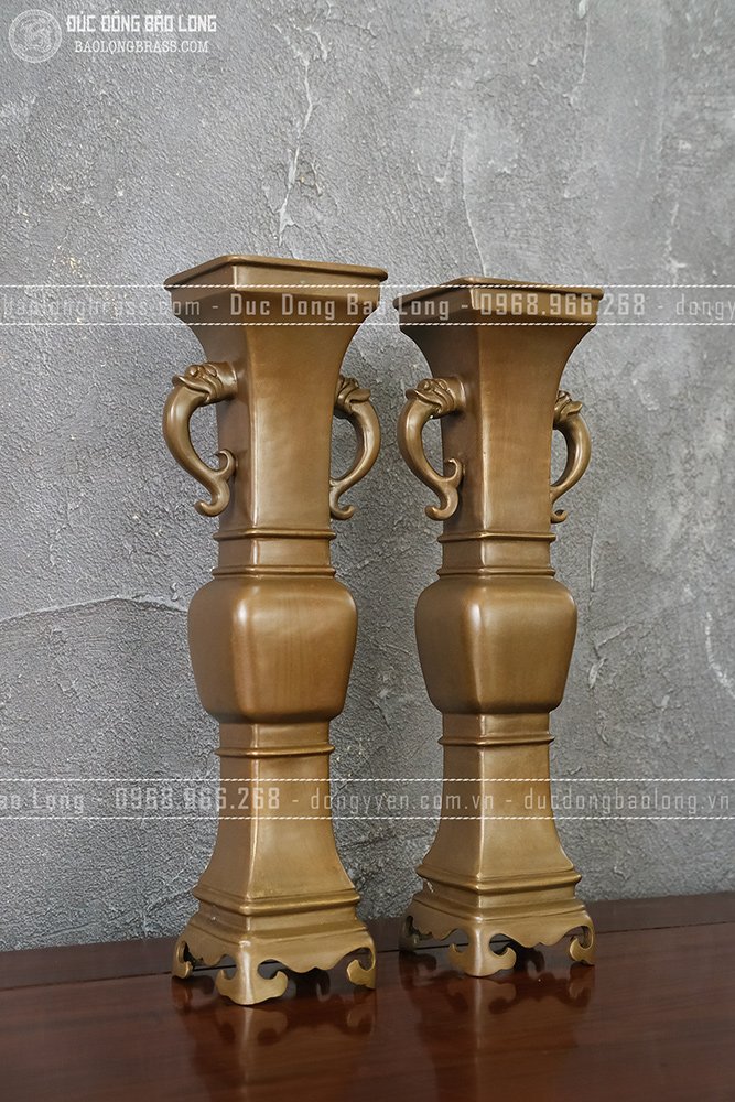 Đôi lọ hoa vuông mẫu cổ bằng đồng vàng cao 42cm