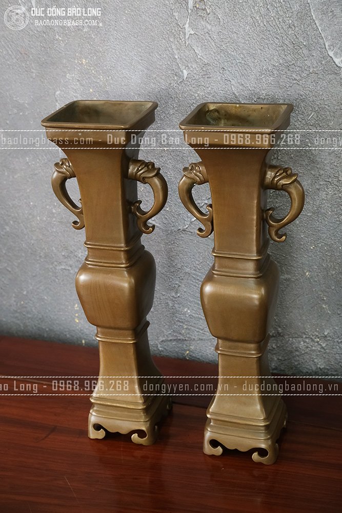 Đôi lọ hoa vuông mẫu cổ bằng đồng vàng cao 42cm