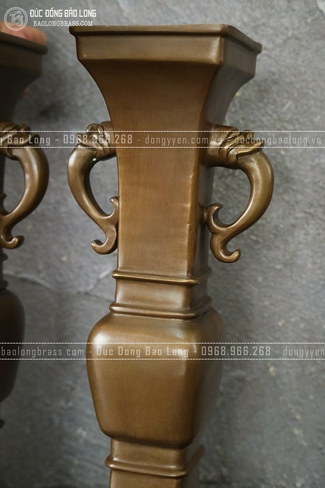 Đôi lọ hoa vuông mẫu cổ bằng đồng vàng cao 42cm