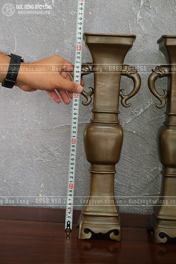 Đôi lọ hoa vuông mẫu cổ bằng đồng vàng cao 42cm