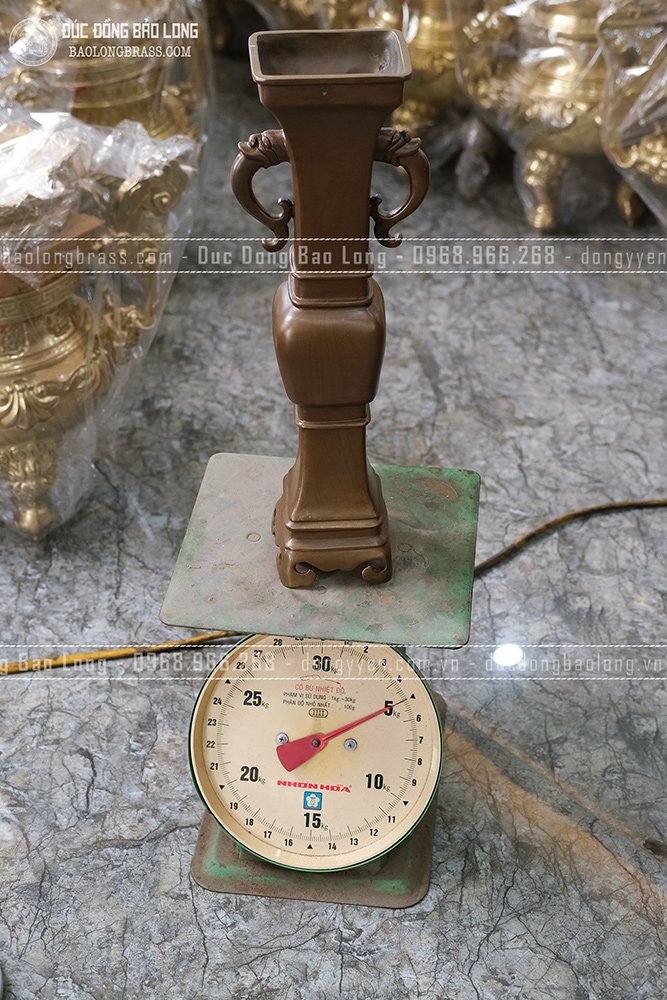 Đôi lọ hoa vuông mẫu cổ bằng đồng vàng cao 42cm