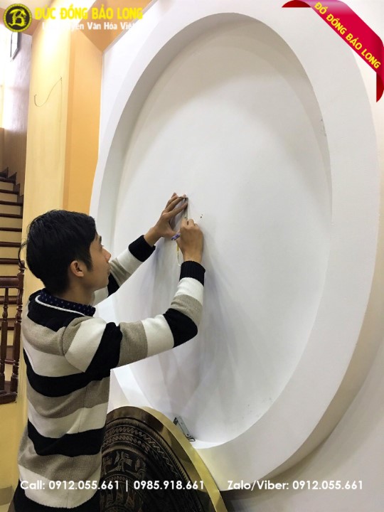lắp đặt tranh mặt trống đồng