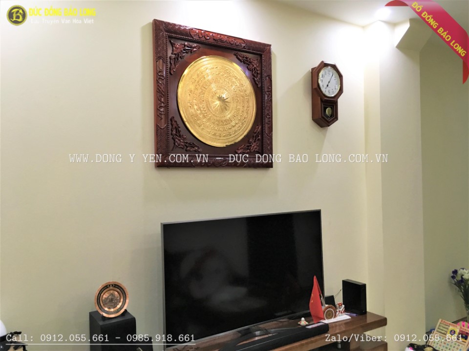 mặt trống đồng được lắp trong khung gỗ hương 89cm