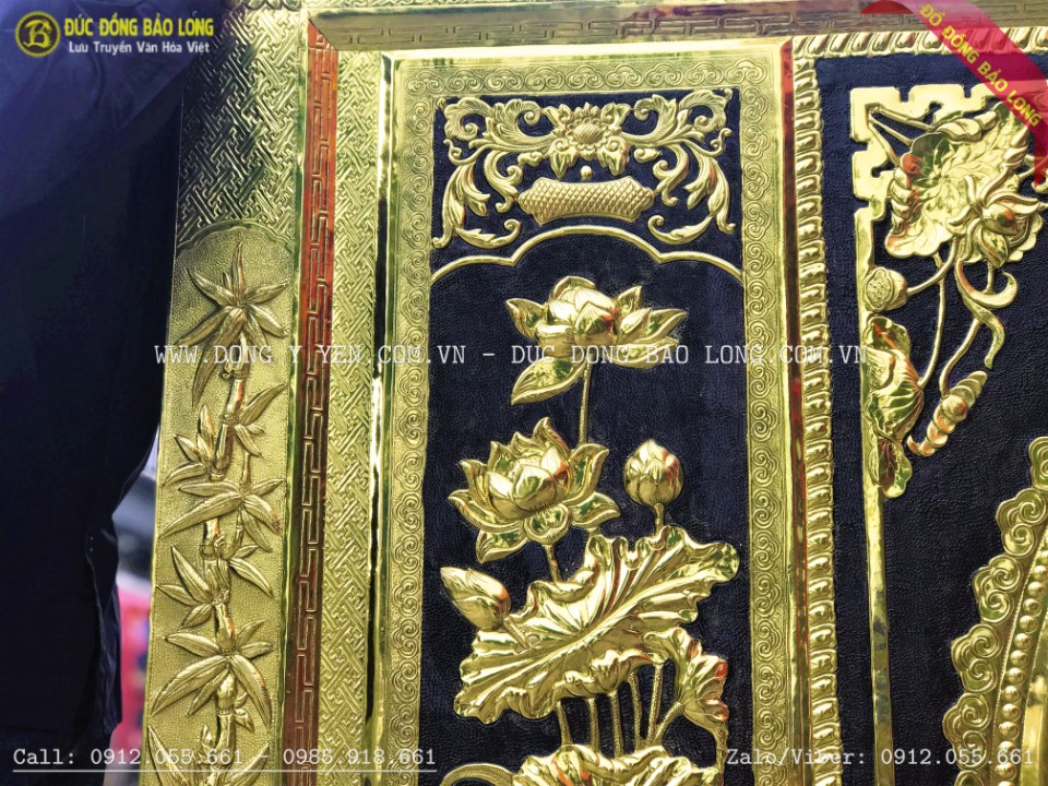 hoa sen hai bên cũng được chạm tinh xảo
