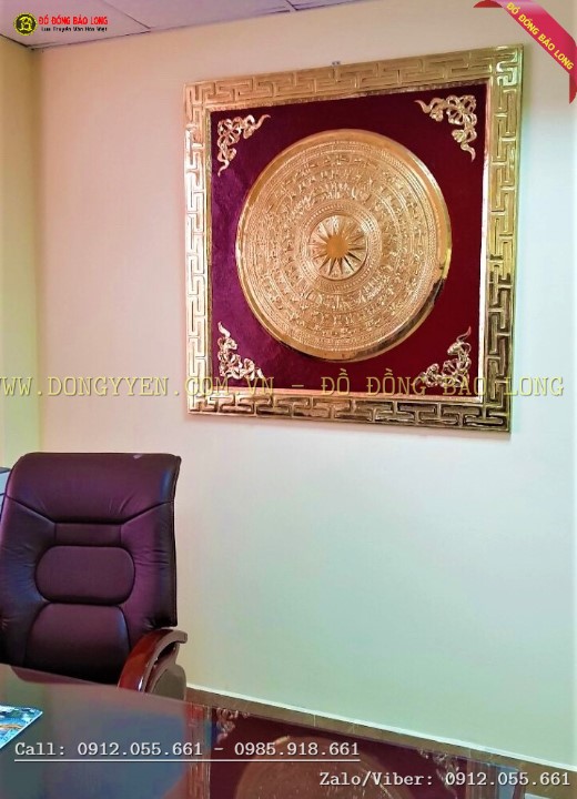 Tranh mặt trống lắp đặt sau bàn làm việc 