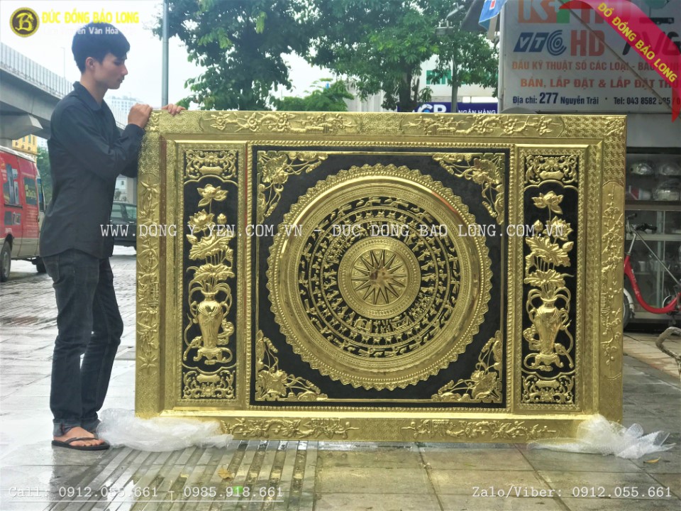 Tranh mặt trống đồng hoa sen khung liền đồng cao 1m97