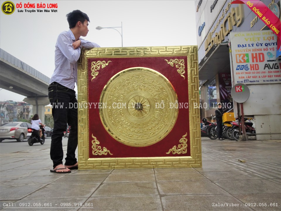 tranh mặt trống khung liền đồng 1m27 được tô nền đỏ đô