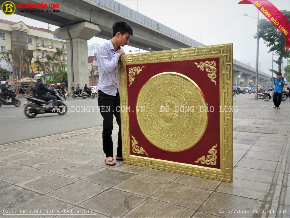 mặt trống có đường kính 88cm và 4 hoa văn góc