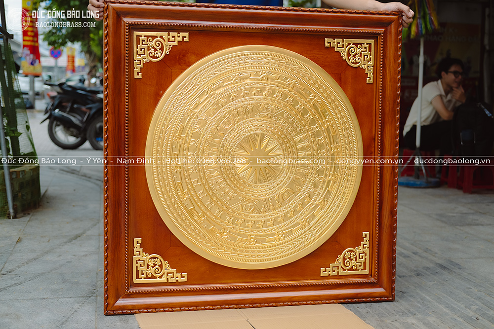 tranh mặt trống đồng dát vàng 24k khung gỗ gõ đỏ khổ 1m08