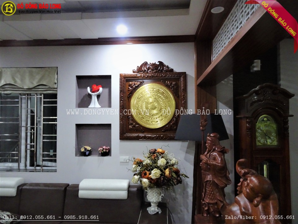 tranh mặt trống đồng đúc 60cm dát vàng 9999 khung gụ 89cm treo tại phòng khách nhà A Việt ANh