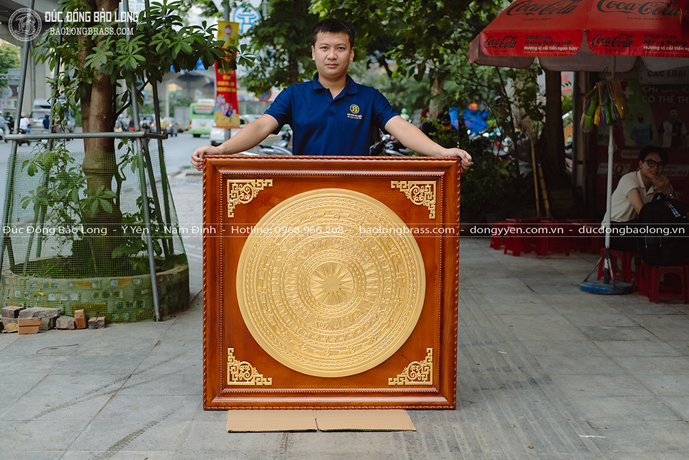 tranh mặt trống đồng dát vàng 24k khung gỗ gõ đỏ khổ 1m08