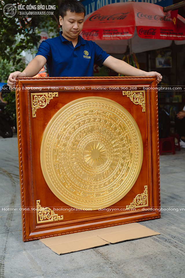 tranh mặt trống đồng dát vàng 24k khung gỗ gõ đỏ khổ 1m08