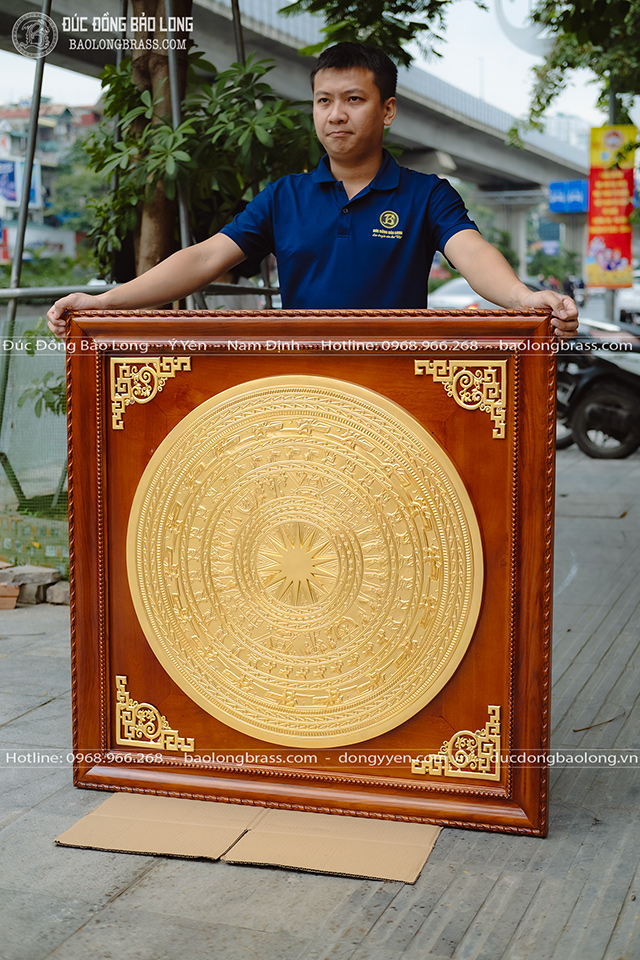 tranh mặt trống đồng dát vàng 24k khung gỗ gõ đỏ khổ 1m08