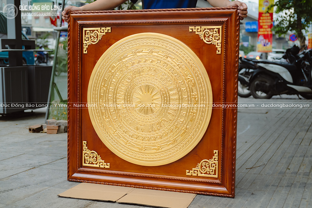 tranh mặt trống đồng dát vàng 24k khung gỗ gõ đỏ khổ 1m08