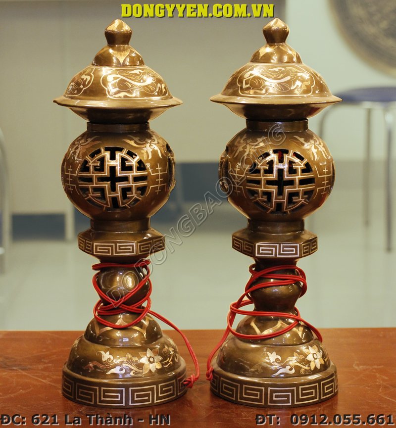 đôi đèn thờ bằng đồng đỏ khảm tam khí 40cm
