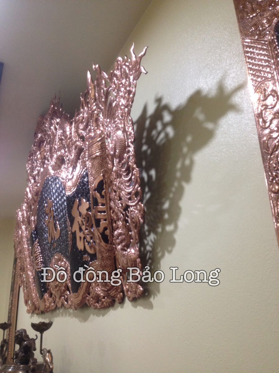 Cuốn thư được treo phía trên ban thờ và hơi nghiêng về phía trước