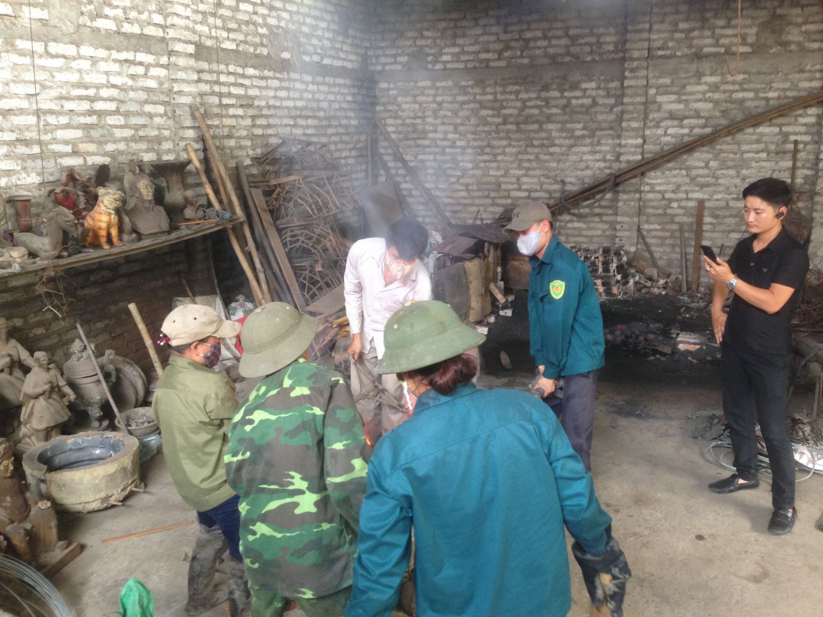 Quá trình rót đồng vào khuôn