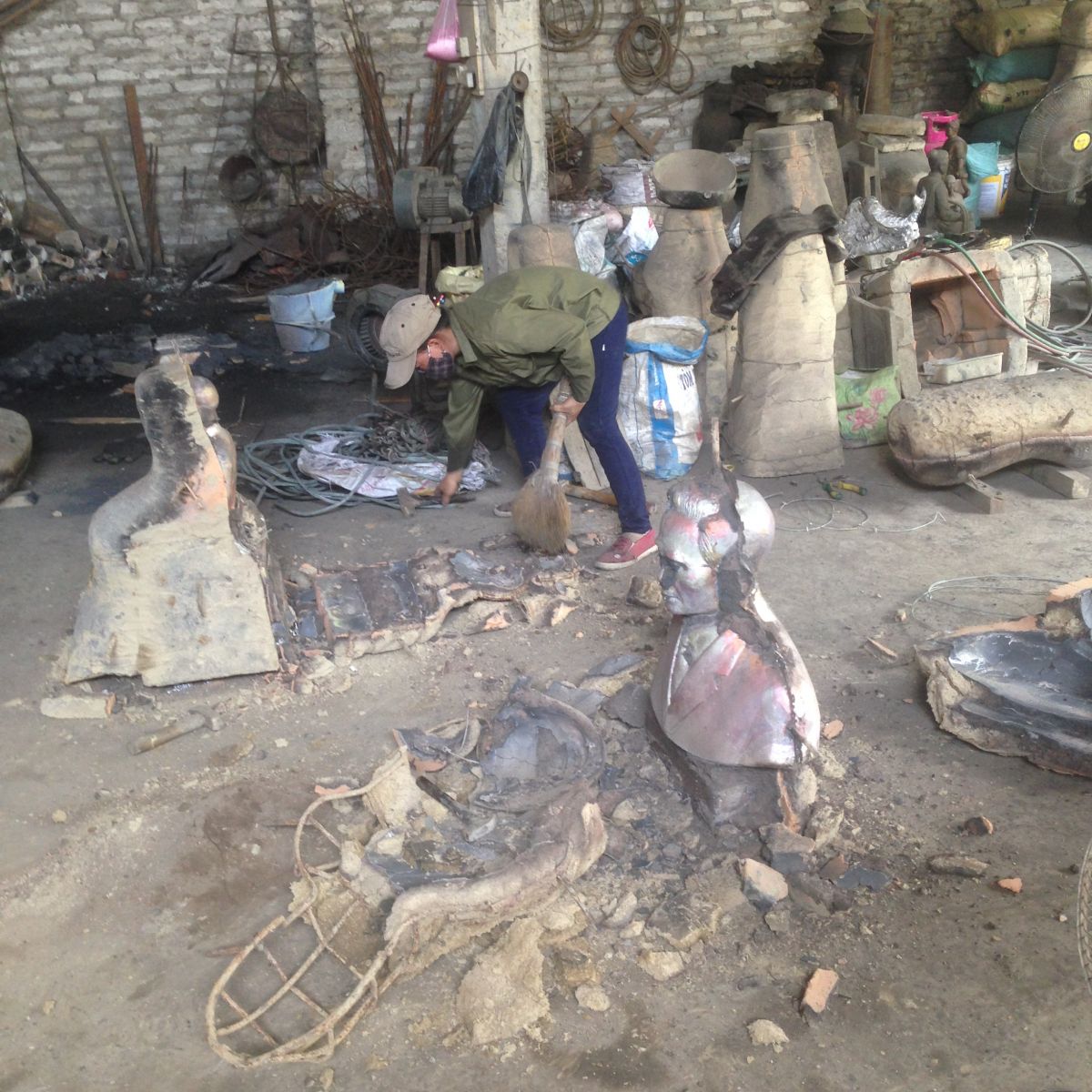 Đập khuôn đất, phần trong là phần đồng rót đã nguội