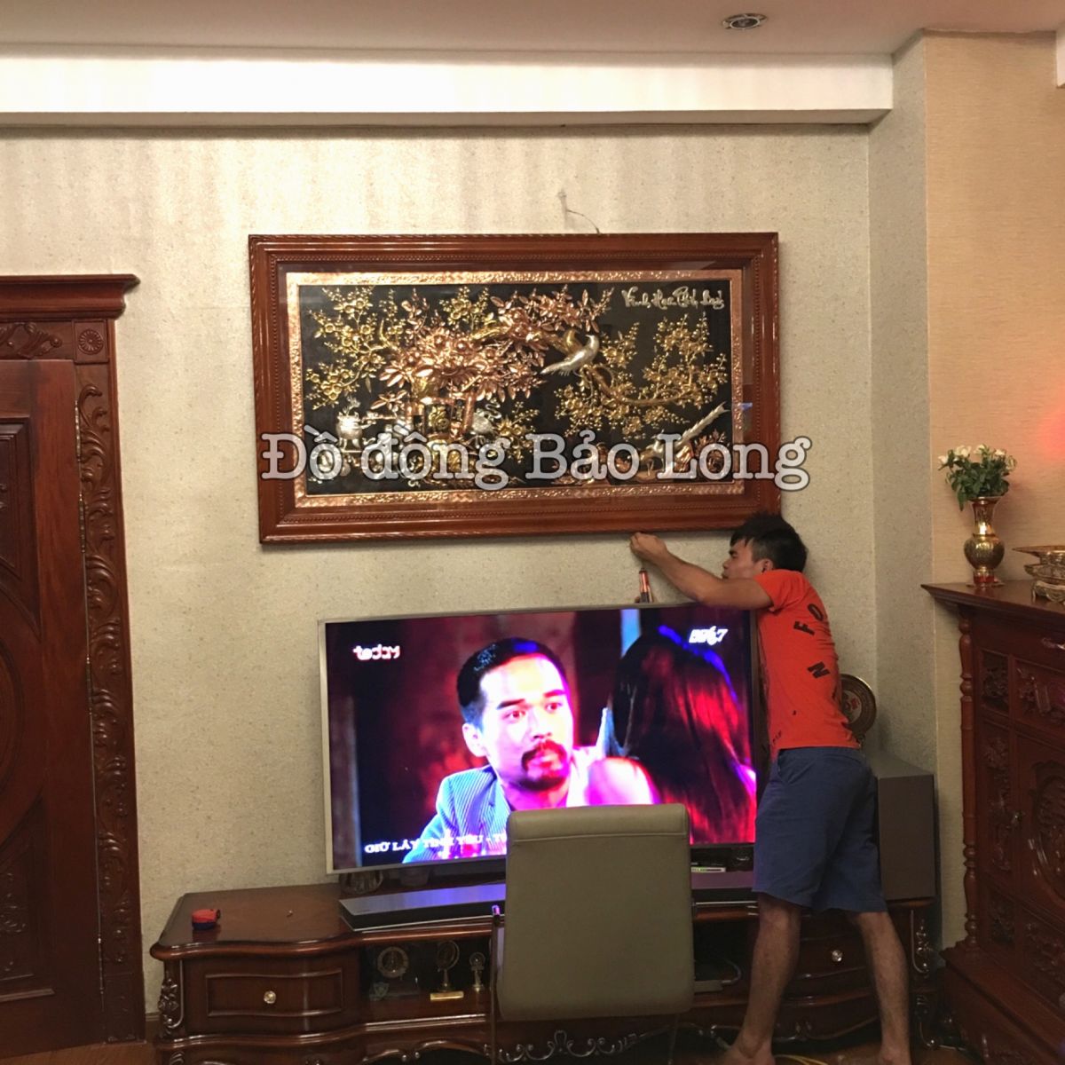 Tranh được lắp đặt cẩn thận đảm bảo độ an toàn và thẩm mỹ