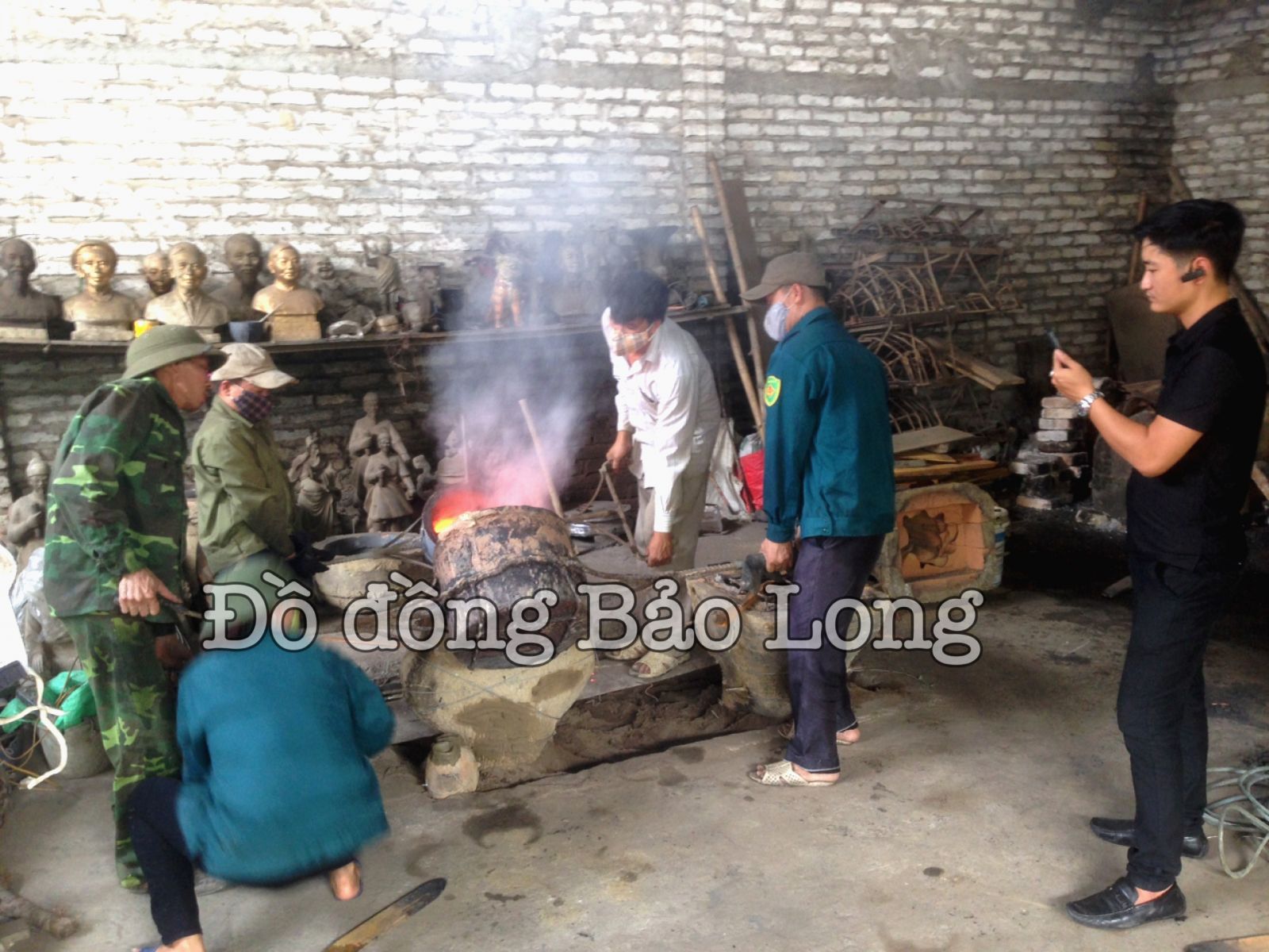 Đồng được rót vào khuôn trước sự chứng kiến của khách hàng