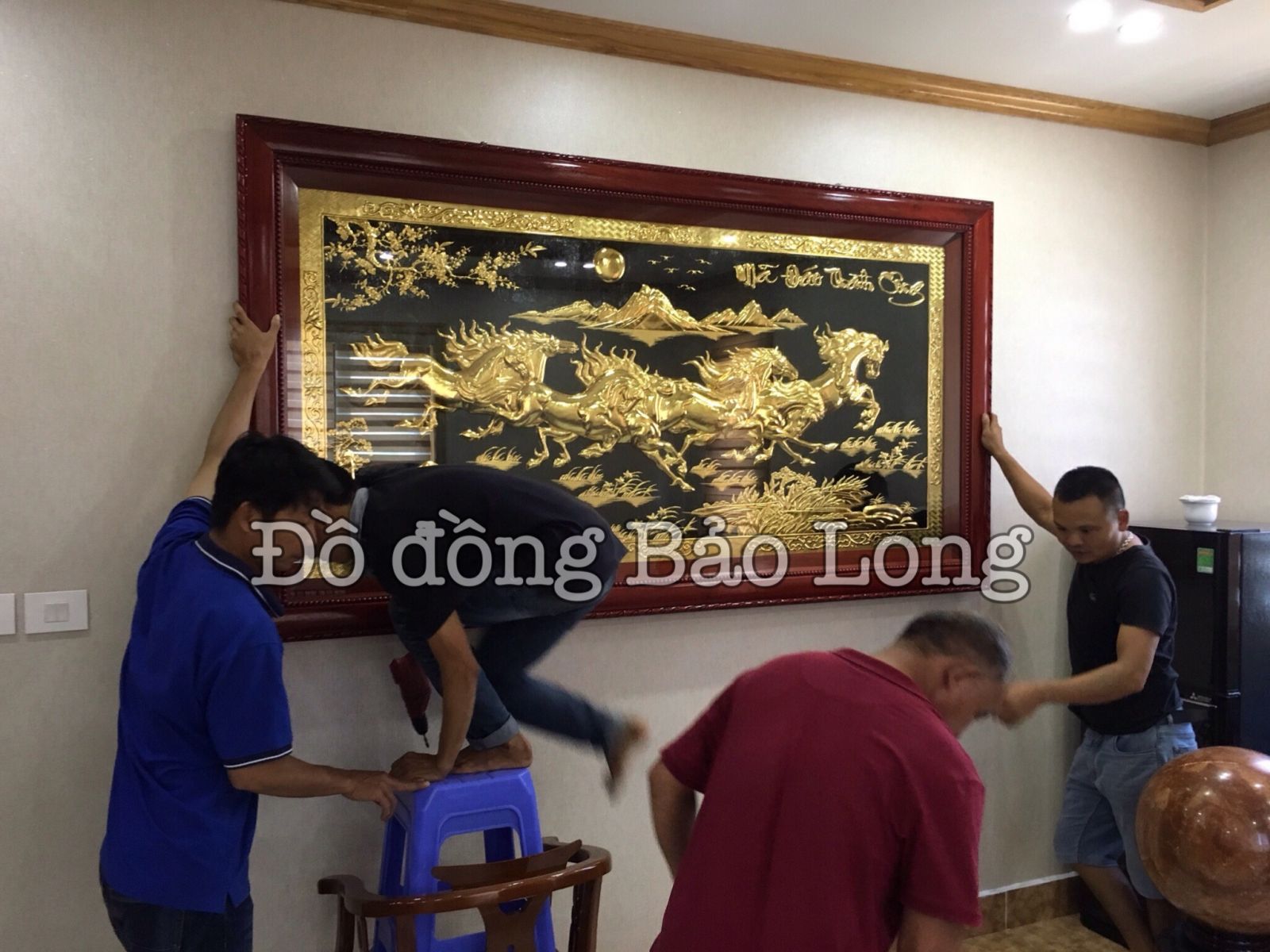 Tranh mạ đáo thành công đang được lắp đặt