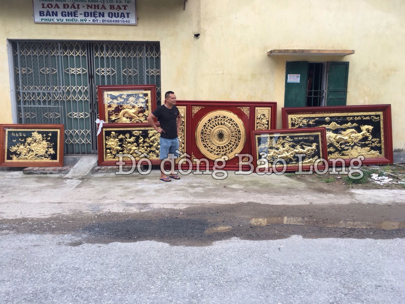 Tranh mạ vàng cho anh khách Quảng Ninh chụp tại xưởng