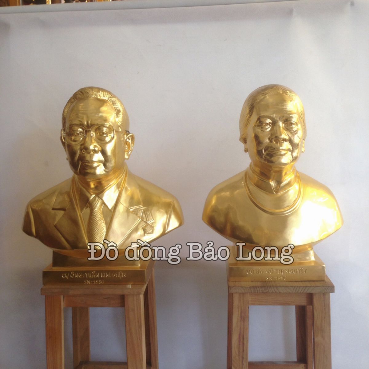 Tương chân dung cụ ông, cụ bà đương thời dát vàng 999