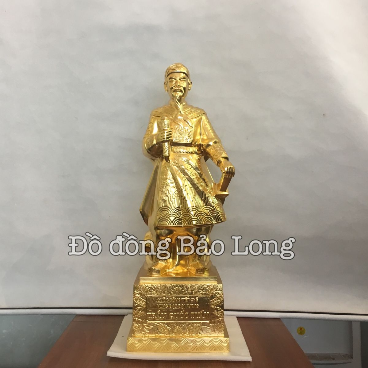 Tượng Trần Hưng Đạo dát vàng 9999