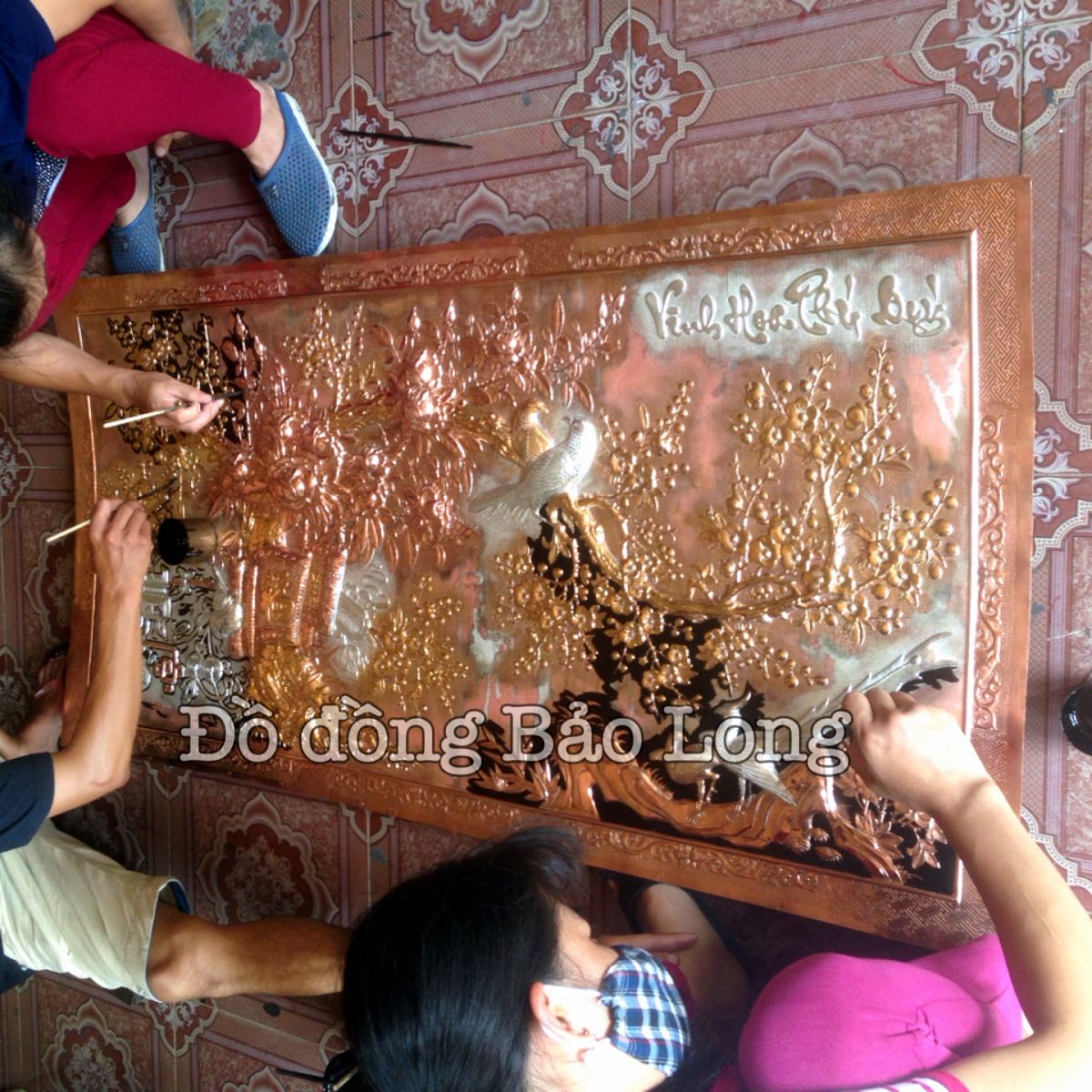 Tranh Vinh Hoa Phú Quý mạ vàng, mạ bạc đang được tô nền hoàn thiện
