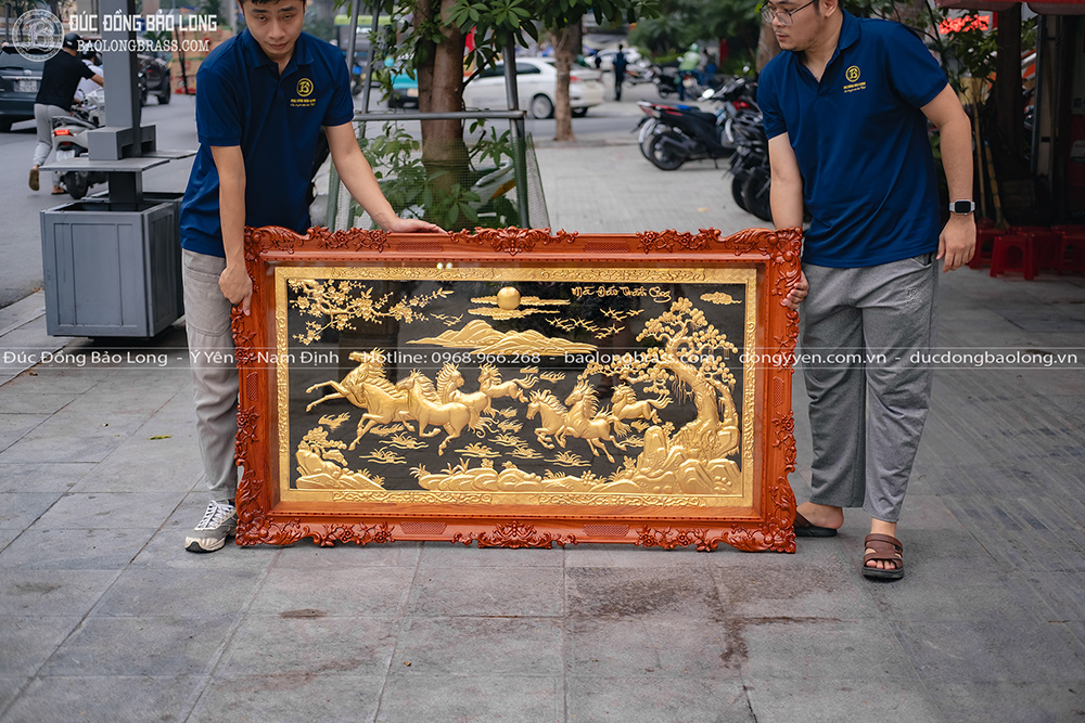 Tranh Bát Mã Truy Phong Bằng Đồng Dát Vàng 24K Khung Gỗ Gõ Đỏ Khổ 1m62 x 92cm