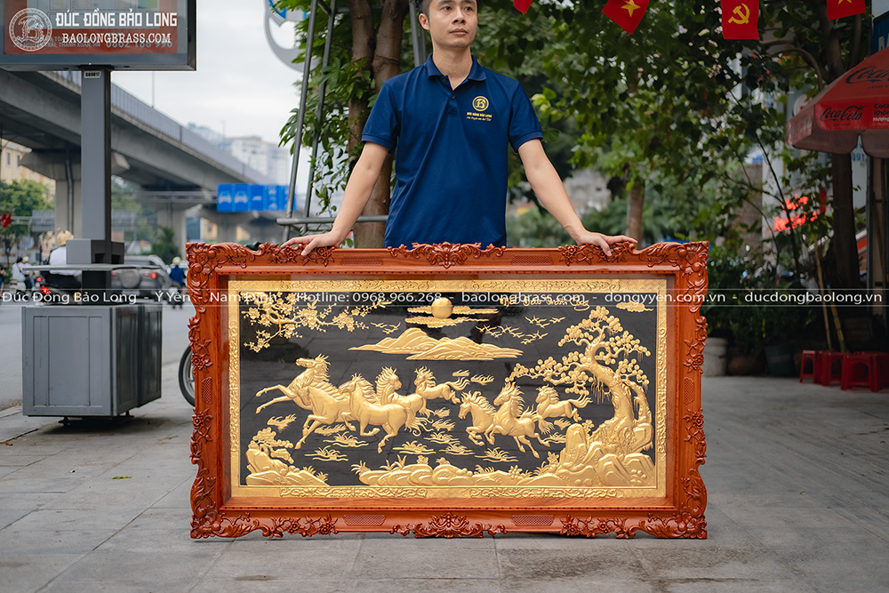 Tranh Bát Mã Truy Phong Bằng Đồng Dát Vàng 24K Khung Gỗ Gõ Đỏ Khổ 1m62 x 92cm