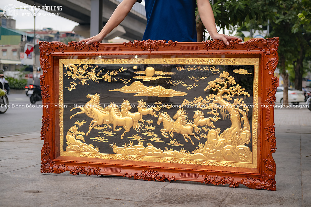 Tranh Bát Mã Truy Phong Bằng Đồng Dát Vàng 24K Khung Gỗ Gõ Đỏ Khổ 1m62 x 92cm