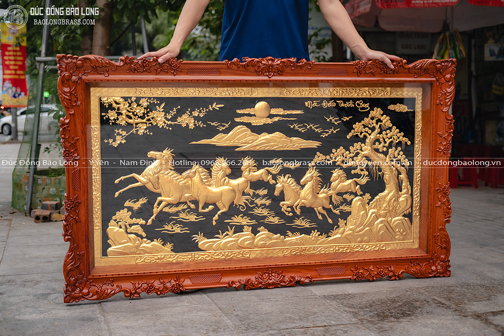 Tranh Bát Mã Truy Phong Bằng Đồng Dát Vàng 24K Khung Gỗ Gõ Đỏ Khổ 1m62 x 92cm