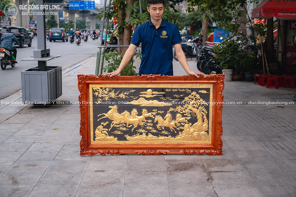tranh Bát Mã Truy Phong bằng đồng dát vàng 24K khung gỗ gõ đỏ Khổ 1m62 x 92cm