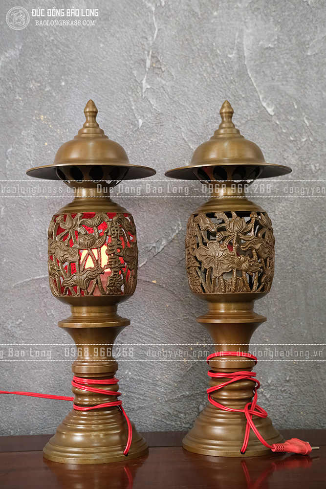 Đôi đèn thờ bằng đồng vàng màu nâu trầm cổ cao 44cm