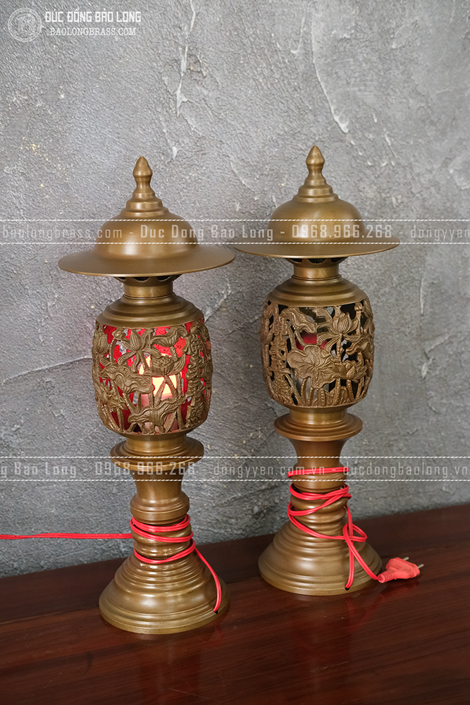Đôi đèn thờ bằng đồng vàng màu nâu trầm cổ cao 44cm
