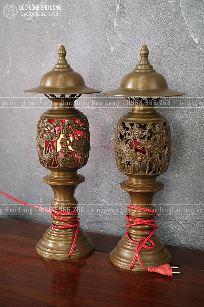 Đôi đèn thờ bằng đồng vàng màu nâu trầm cổ cao 44cm