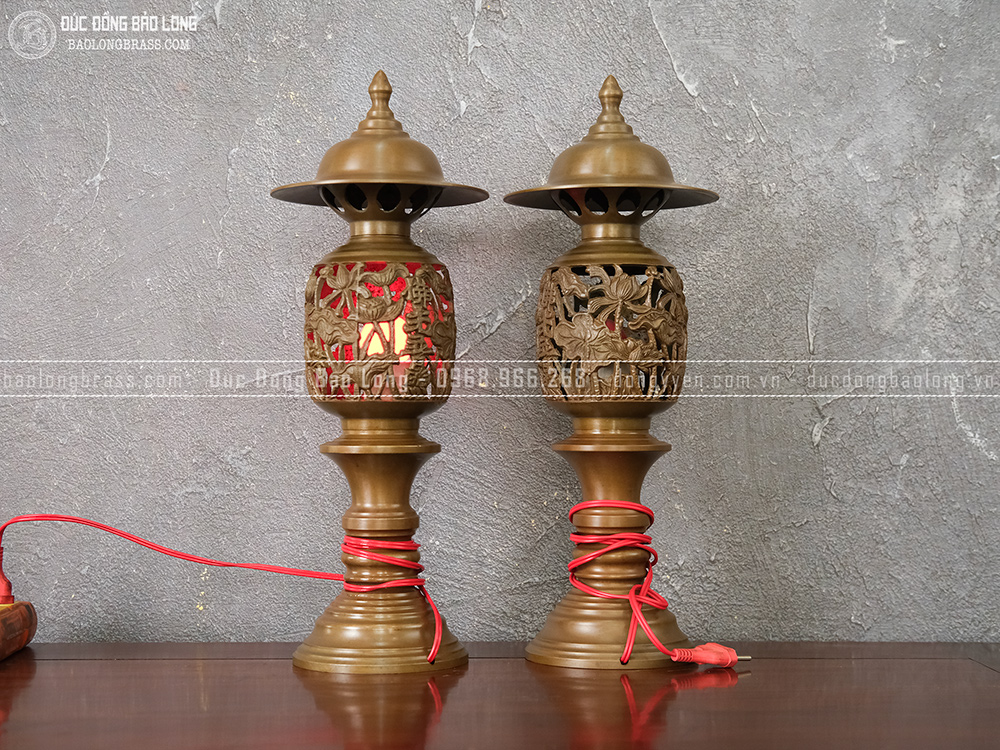 Đôi đèn thờ bằng đồng vàng màu nâu trầm cổ cao 44cm