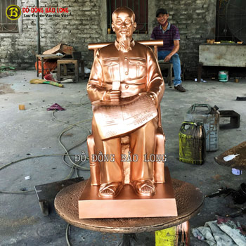 Tượng Bác Hồ Ngồi Đọc Báo Bằng Đồng Đỏ 69cm
