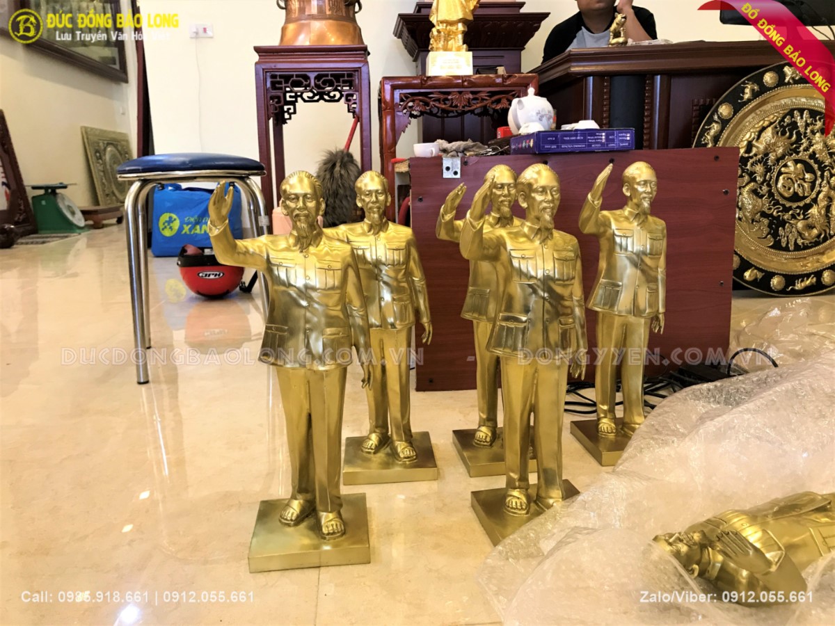 tượng bác hồ giơ tay chào cao 42cm bằng đồng vàng