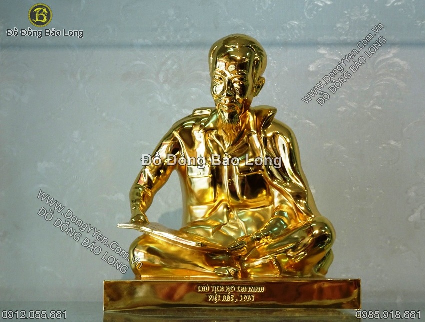 tượng bác hồ ngồi đọc báo nhỏ