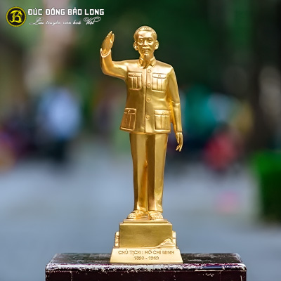 Tượng Bác Hồ vẫy tay chào bằng đồng dát vàng 9999 cao 48cm