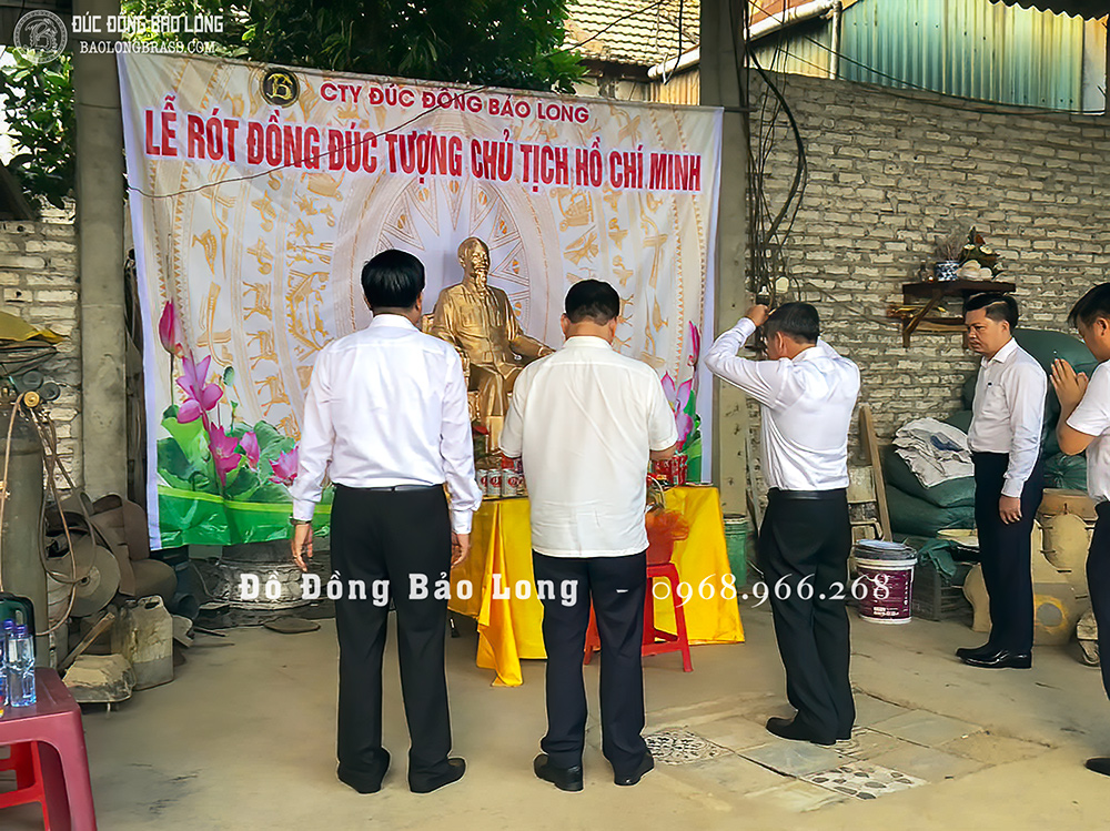Tượng Bác Hồ ngồi ghế bằng đồng đỏ cao 1m27