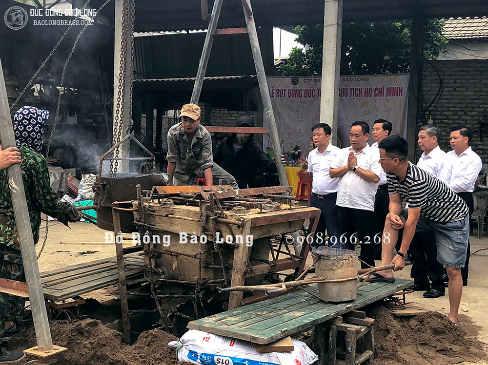 Tượng Bác Hồ ngồi ghế bằng đồng đỏ cao 1m27