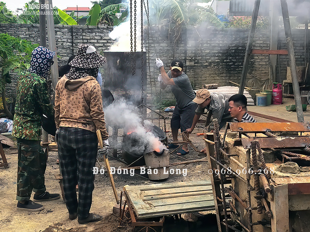 Tượng Bác Hồ ngồi ghế bằng đồng đỏ cao 1m27